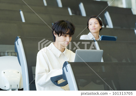 大學生上課照片 101313705