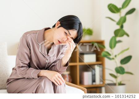 穿著睡衣的可憐的年輕女人 101314252