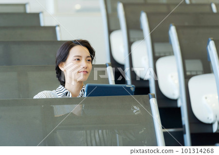 大學生上課照片 大學生上課照片 101314268