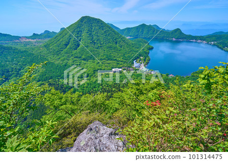 View of the south side (Haruna Fuji, Lake Haruna, etc.) from the summit of Mt. Haruna (Eboshigatake), Gunma Prefecture 101314475