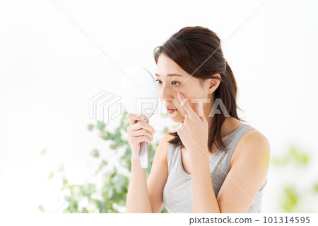 一個女人看著眼睛的照片 101314595