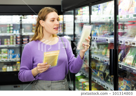 woman purchaser chooses cheese 101314803