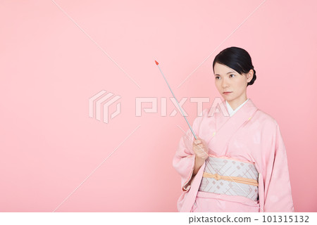 一個穿著和服的女人,拿著指針 一個穿著和服的女人,拿著指針 101315132