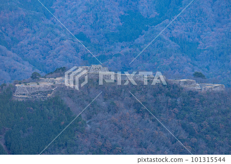 清晨從日本兵庫縣朝來市立雲峽看到的沒有云海的武田城遺址 清晨從日本兵庫縣朝來市立雲峽看到的沒有云海的武田城遺址 101315544