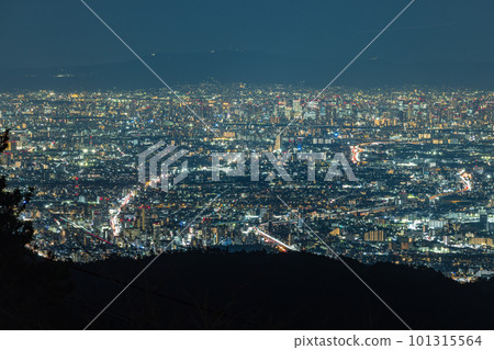 從日本兵庫縣神戶市六甲山觀景台看到的大阪市區夜景 從日本兵庫縣神戶市六甲山觀景台看到的大阪市區夜景 101315564
