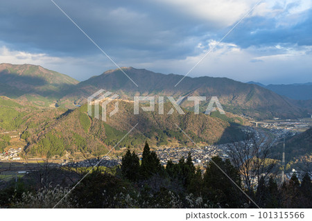 從日本兵庫縣朝來市的 Ritsuunkyo Terrace 看到的武田城遺址在清晨的陽光下 從日本兵庫縣朝來市的 Ritsuunkyo Terrace 看到的武田城遺址在清晨的陽光下 101315566