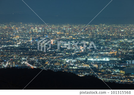 從日本兵庫縣神戶市六甲山觀景台看到的大阪市區夜景 從日本兵庫縣神戶市六甲山觀景台看到的大阪市區夜景 101315568