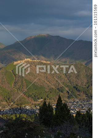 從日本兵庫縣朝來市的 Ritsuunkyo Terrace 看到的武田城遺址在清晨的陽光下 從日本兵庫縣朝來市的 Ritsuunkyo Terrace 看到的武田城遺址在清晨的陽光下 101315569