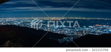 從日本兵庫縣神戶市六甲展望台看到的六甲島和大阪夜景和神戶市 從日本兵庫縣神戶市六甲展望台看到的六甲島和大阪夜景和神戶市 101315704