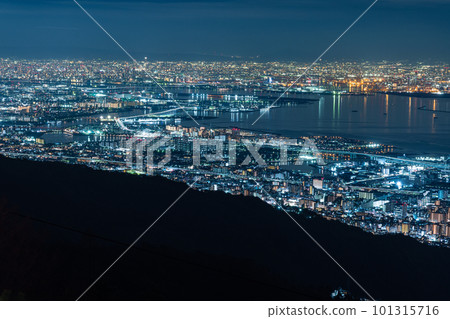 從日本兵庫縣神戶市六甲山觀景台看神戶、大阪市區和大阪灣的夜景 從日本兵庫縣神戶市六甲山觀景台看神戶、大阪市區和大阪灣的夜景 101315716
