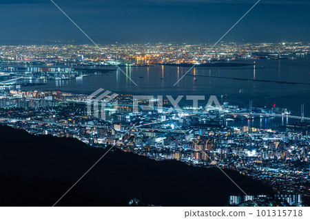 從日本兵庫縣神戶市六甲山觀景台看神戶、大阪市區和大阪灣的夜景 101315718