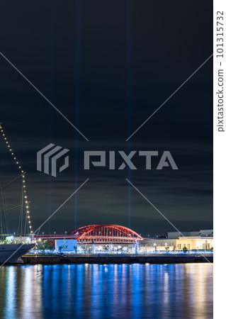 Night view of illuminated Kobe Ohashi Bridge and Port Island seen from Meriken Wharf in Kobe City, Hyogo Prefecture, Japan 101315732
