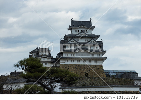 從日本兵庫縣姬路市姬路城三之丸廣場看到的主天守閣 101315739