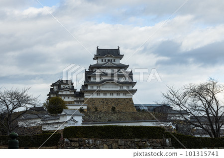 從日本兵庫縣姬路市姬路城三之丸廣場看到的主天守閣 101315741
