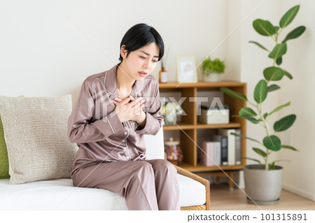 胸痛的年輕女人 101315891