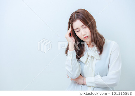 頭痛的女商人抱著頭 101315898
