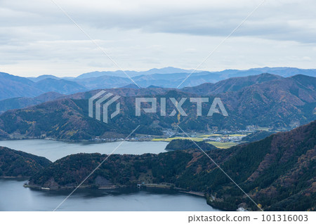 從日本福井縣三方高中郡若狹町三方五湖彩虹線山頂公園展望台看到的水月湖和三方湖 101316003