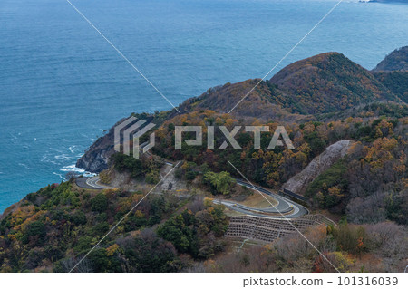 從日本福井縣三方高中郡若狹町三方五湖彩虹線山頂公園的若狹露台看到的日本海 101316039