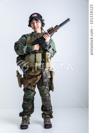 woman holding a gun woman holding a gun 101316125