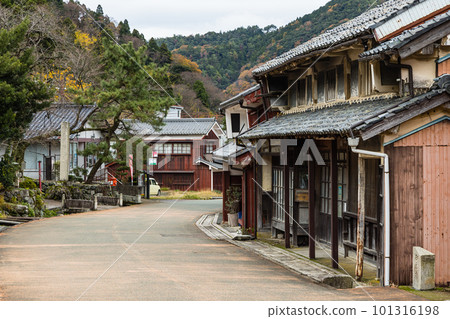 Kumagawa-shuku, a post town on the old Saba-kaido road that connects Wakasa and Kyoto in Wakasa-cho, Mikatakaminaka-gun, Fukui Prefecture, Japan Kumagawa-shuku, a post town on the old Saba-kaido road that connects Wakasa and Kyoto in Wakasa-cho, Mikatakaminaka-gun, Fukui Prefecture, Japan 101316198