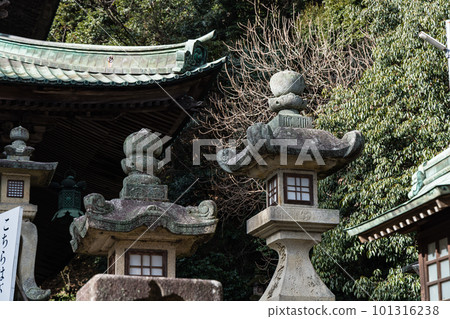 日本香川縣中多戶郡琴平町琴平宮神社院內的燈籠 日本香川縣中多戶郡琴平町琴平宮神社院內的燈籠 101316238