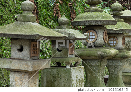 Lanterns in the precincts of Kotohiragu Shrine in Kotohira-cho, Nakatado-gun, Kagawa Prefecture, Japan 101316245