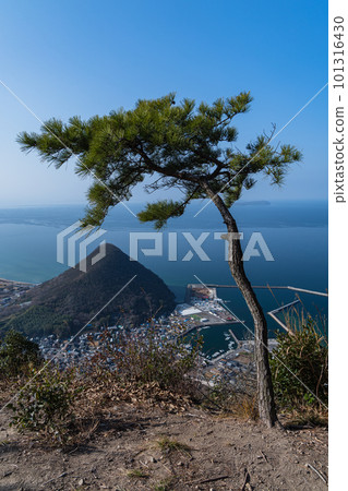 Eho Kusayama and the Seto Inland Sea seen from the approach to the sky torii of Takaya Shrine at the top of Inazumi summit in Kanonji City, Kagawa Prefecture, Japan Eho Kusayama and the Seto Inland Sea seen from the approach to the sky torii of Takaya Shrine at the top of Inazumi summit in Kanonji City, Kagawa Prefecture, Japan 101316430