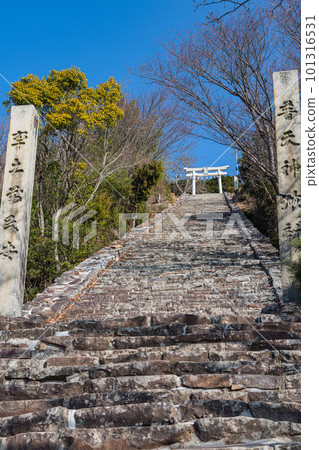日本香川縣觀音市稻住山頂高穀神社通天鳥居最後的石階 101316531