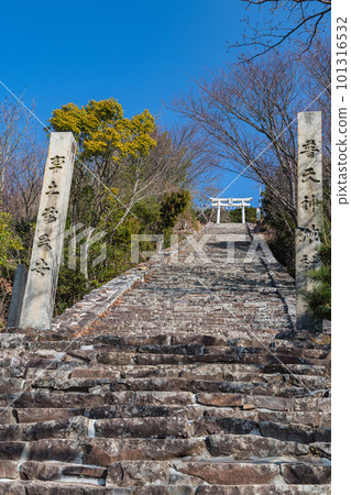 日本香川縣觀音市稻住山頂高穀神社通天鳥居最後的石階 101316532