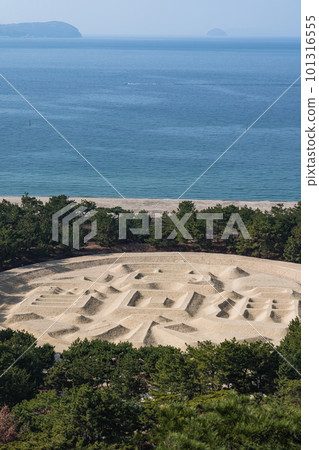 從日本香川縣觀音寺市琴引公園的觀景台看到的模仿寬永津法的錢形沙畫 從日本香川縣觀音寺市琴引公園的觀景台看到的模仿寬永津法的錢形沙畫 101316555