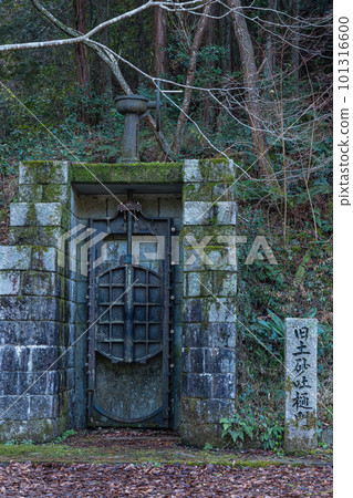 日本香川縣觀音寺市豐內池水壩旁的舊滑坡閘門 101316600