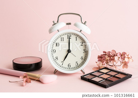女性化妝品和鬧鐘化妝時間形象照片 101316661