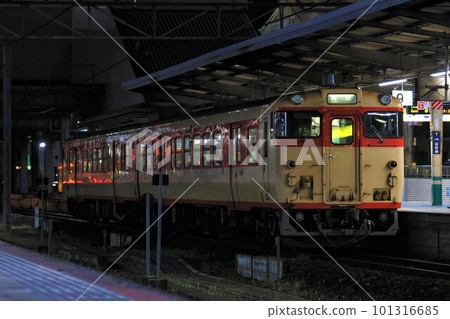 [JR 西日本] 夜間 Kiha 47 型～JNR Express Color～（津山線：岡山站） 101316685