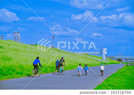 Cycling with family Cycling with family 101316704