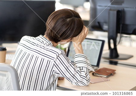辦公室裡憂心忡忡的女人後視圖 辦公室裡憂心忡忡的女人後視圖 101316865