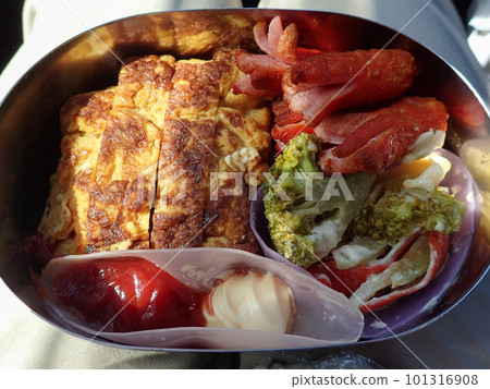 Bento with octopus sausage and sweet omelet Bento with octopus sausage and sweet omelet 101316908