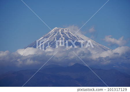 孩子擁抱被雪覆蓋的雲 孩子擁抱被雪覆蓋的雲 101317129