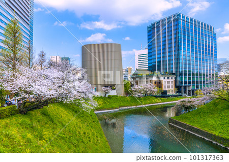 日本東京城市景觀從 Tayasumon 附近看 Showakan 和盛開的櫻花 = 4 月 1 日 101317363