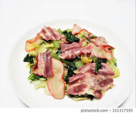 Stir-fried whale meat bacon and vegetables (komatsuna cabbage) 101317395