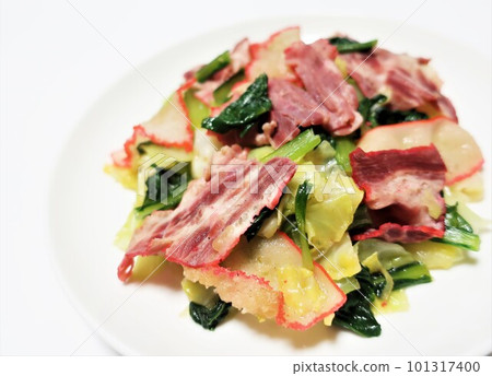 Stir-fried whale meat bacon and vegetables (komatsuna cabbage) 101317400