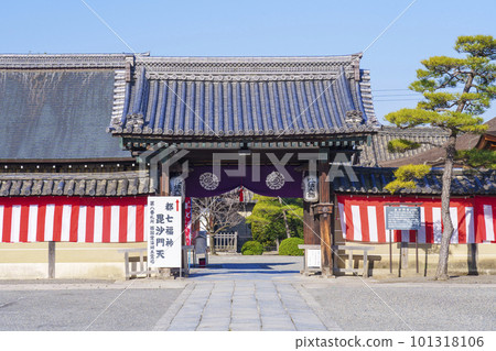 Toji Temple Gate to Bishamondo and Miedo (Minami Ward, Kyoto City, Kyoto Prefecture) 101318106