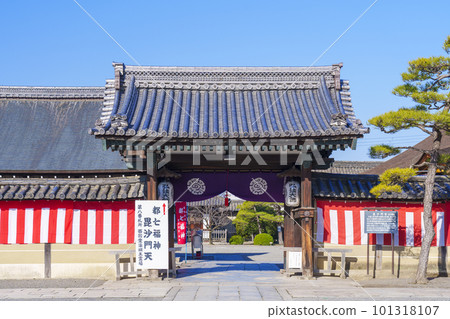 Toji Temple Saiin Gate to Bishamondo and Miedo (Minami Ward, Kyoto City, Kyoto Prefecture) 101318107