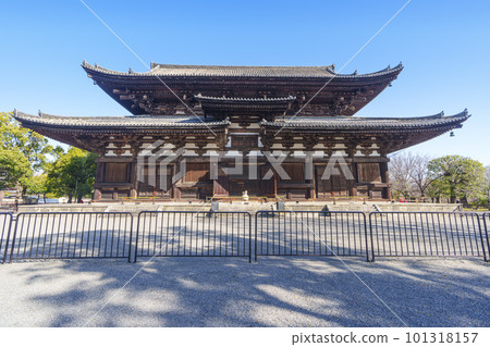Toji Temple Kondo (Minami Ward, Kyoto City, Kyoto Prefecture) that shines in the blue sky 101318157