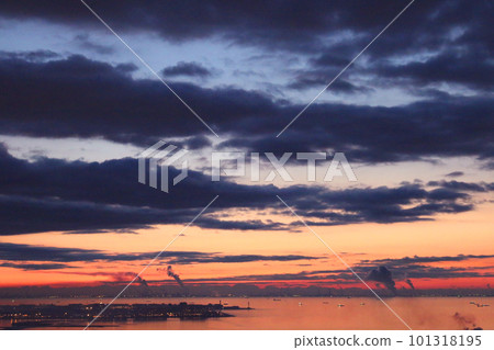 傍晚海灣風光 101318195