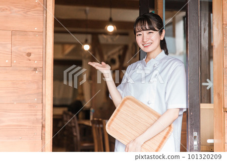 Asian women who are chefs, cooks, and kitchen staff working in cafes, restaurants, and coffee shops Asian women who are chefs, cooks, and kitchen staff working in cafes, restaurants, and coffee shops 101320209