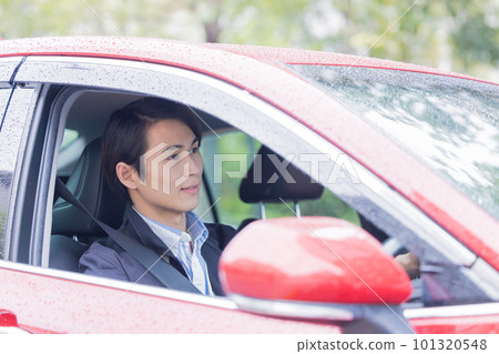雨天開車的男人 101320548