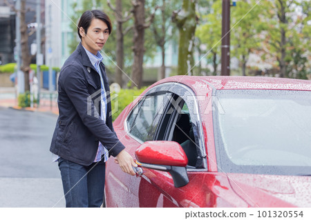 雨天開車的男人 101320554