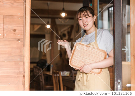 工作在咖啡館/餐館/咖啡店問候的一位年輕職員/職員亞裔婦女 工作在咖啡館/餐館/咖啡店問候的一位年輕職員/職員亞裔婦女 101321166
