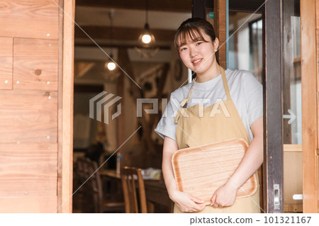 在咖啡館/餐館/咖啡店工作的年輕店員/員工亞裔女性 在咖啡館/餐館/咖啡店工作的年輕店員/員工亞裔女性 101321167