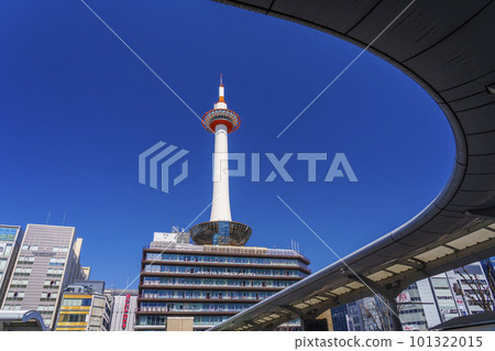 Kyoto Tower seen from the bus stop and the cityscape around Kyoto Station 101322015